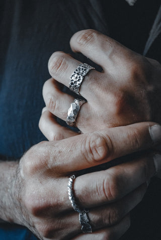 Anillo Ajustable Rústico y Erosionado de Plata Envejecida - La Orfebre Errante