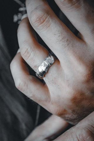 Anillo Ajustable Rústico y Erosionado de Plata Envejecida - La Orfebre Errante