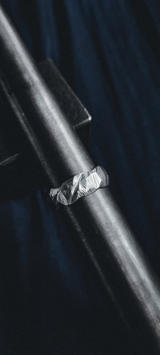 Anillo Ajustable Rústico y Erosionado de Plata Envejecida - La Orfebre Errante