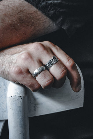 Anillo Ajustable Rústico y Erosionado de Plata Envejecida - La Orfebre Errante