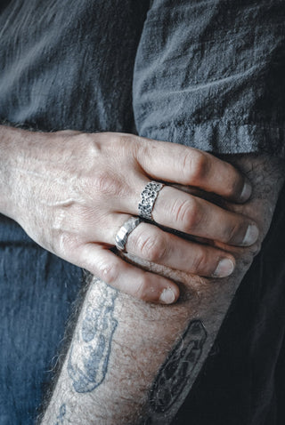 Anillo Ajustable Rústico y Erosionado de Plata Envejecida - La Orfebre Errante