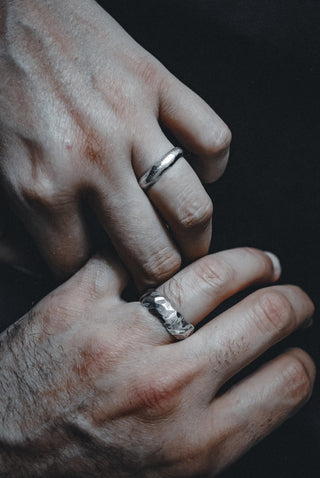 Anillo Fino Rústico de Plata de Ley Ajustable - La Orfebre Errante