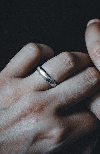Anillo Fino Rústico de Plata de Ley Ajustable - La Orfebre Errante