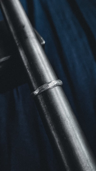 Anillo Fino Rústico de Plata de Ley Ajustable - La Orfebre Errante