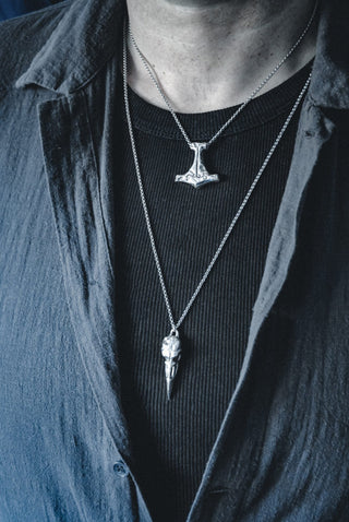 Colgante Cráneo de Cuervo Plata Envejecida - La Orfebre Errante