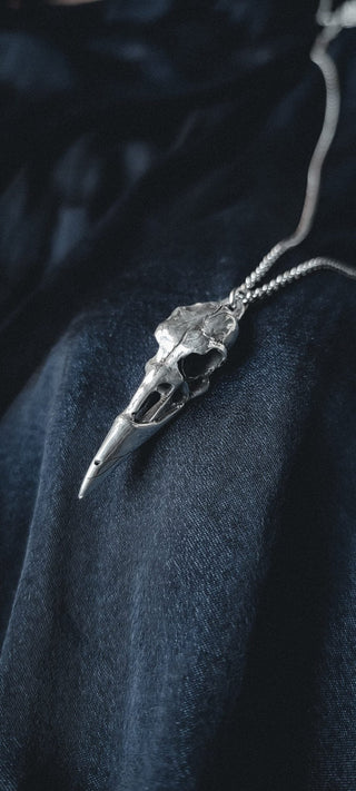 Colgante Cráneo de Cuervo Plata Envejecida - La Orfebre Errante