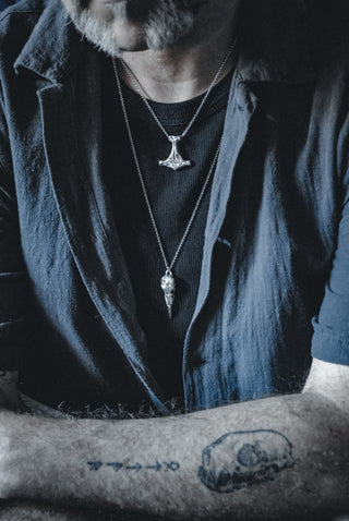 Colgante Cráneo de Cuervo Plata Envejecida - La Orfebre Errante