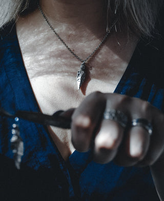 Colgante Daga de Plata Envejecida - La Orfebre Errante