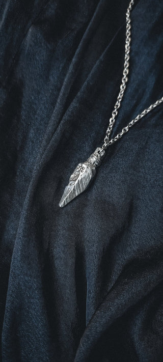 Colgante Daga de Plata Envejecida - La Orfebre Errante