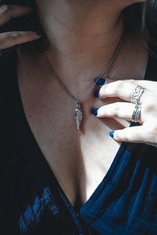 Colgante Daga de Plata Envejecida - La Orfebre Errante