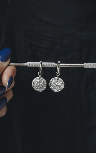 Pendientes Moneda Romana Aro Rústicos Plata Envejecida - La Orfebre Errante