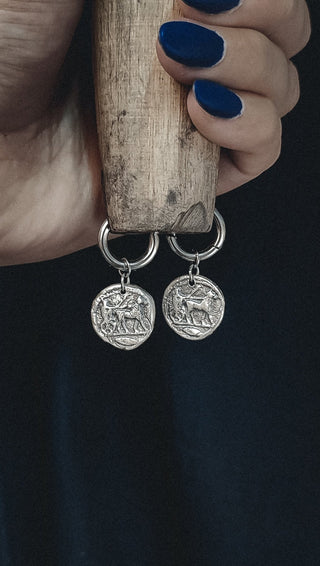 Pendientes Moneda Romana Aro Rústicos Plata Envejecida - La Orfebre Errante