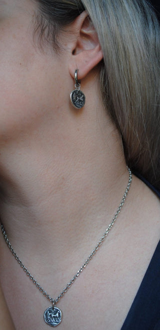 Pendientes Moneda Romana Aro Rústicos Plata Envejecida - La Orfebre Errante