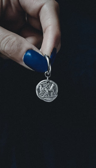 Pendientes Moneda Romana Aro Rústicos Plata Envejecida - La Orfebre Errante