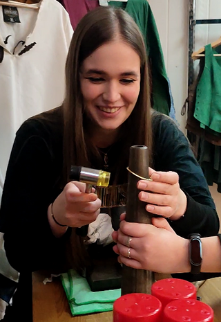 Taller de joyería (3h) · Crea tu propio colgante desde cero