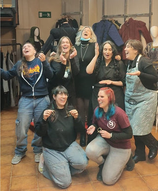 Taller de joyería (3h) · Crea tu propio colgante desde cero