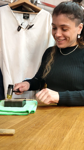 Taller de joyería (3h) · Crea tu propio colgante desde cero